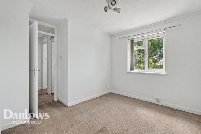 3 bed property, in Blackwood NP12, £135,000