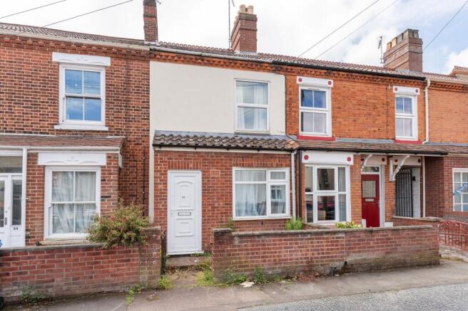 3 bed property, in Avenue Road, £220,000