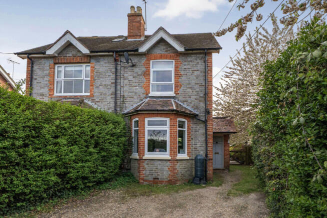 4 bed property, in Basingstoke Road, £500,000