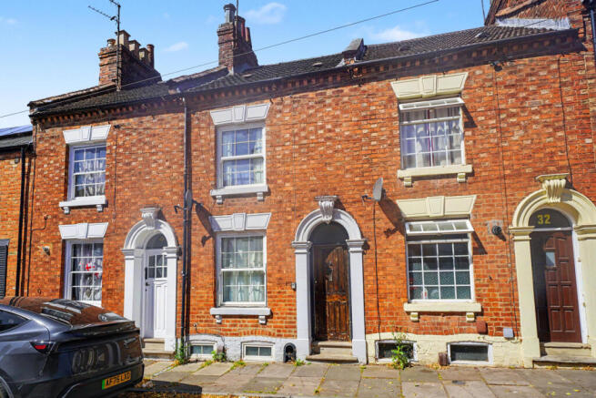 2 bed property, in Alexandra Road, £150,000