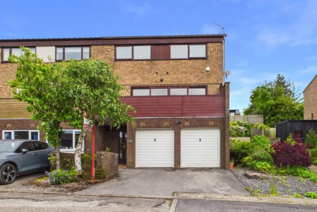 4 bed property, in Rosamond Close, £400,000