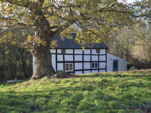 2 bed property, in Lower Lane, £299,000