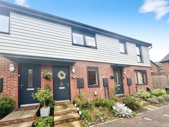 2 bed property, in Daylily Close, £269,000