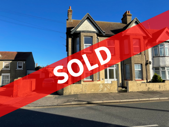 1 bed property, in High Street, £115,000