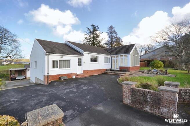 4 bed property, in Llangoedmor, £325,000