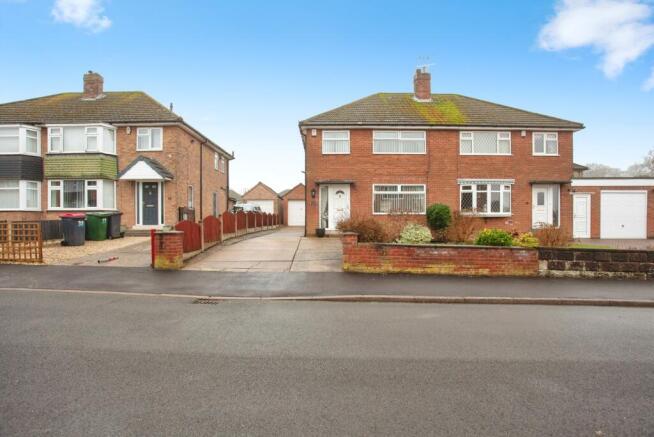 3 bed property, in Carver Drive, £240,000