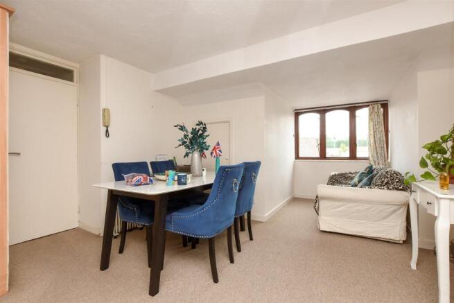 1 bed property, in Holmesdale Road, £280,000
