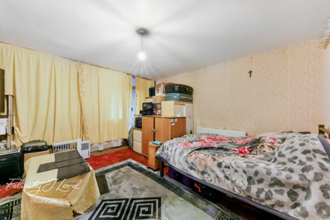 1 bed property, in Barrington Road, £280,000