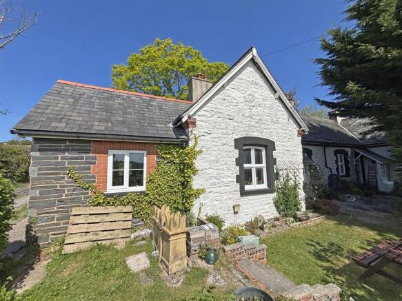 4 bed property, in Llangernyw, £325,000