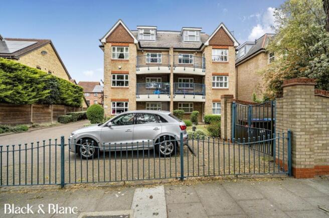 2 bed property, in The Avenue, £475,000
