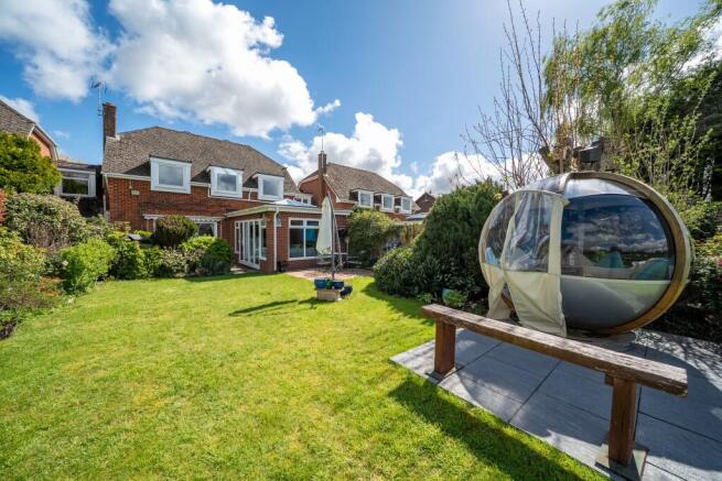 5 bed property, in Yew Tree Close, £650,000
