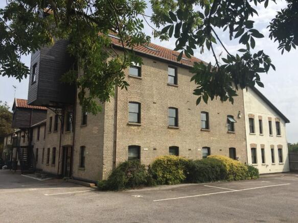 2 bed property, in Clovers Court, £150,000