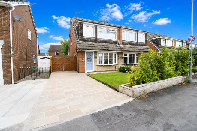 3 bed property, in Larchwood Crescent, £195,000