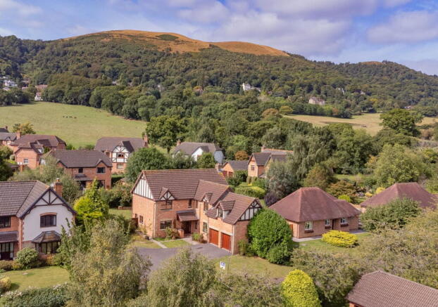 5 bed property, in The Crescent, £780,000