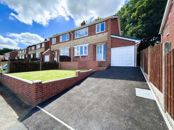 3 bed property, in Castle Crescent, £250,000