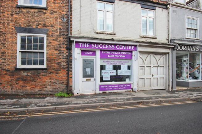 2 bed property, in Southgate, £129,950