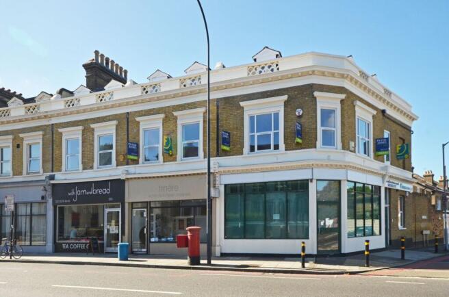 2 bed property, in Lampmead Road, £210,000