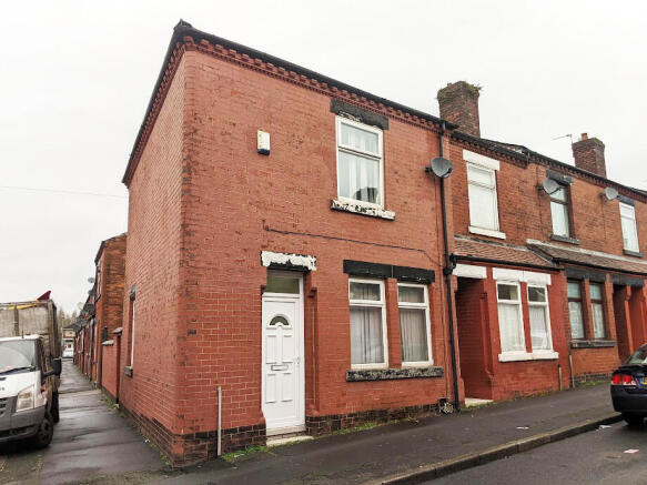 2 bed property, in Waverley Road, £118,000