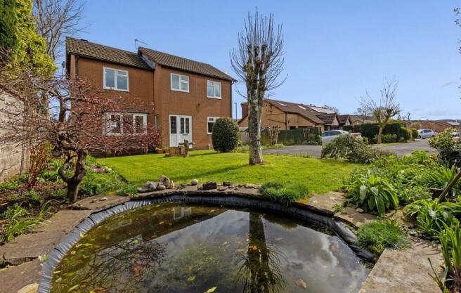 4 bed property, in Aspen Way, £350,000