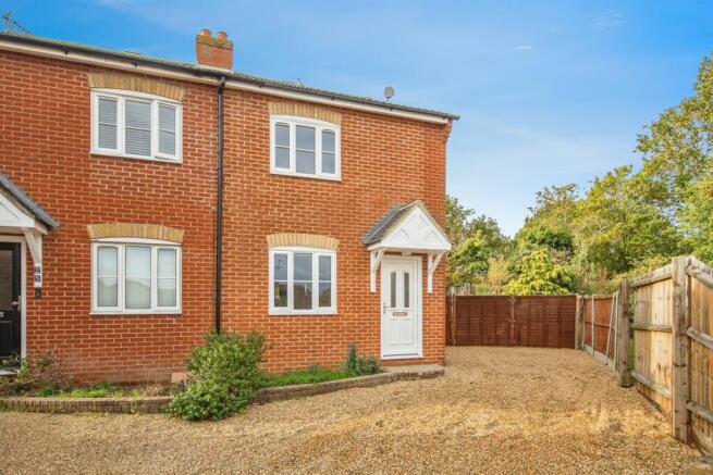 2 bed property, in Francis Way, £225,000
