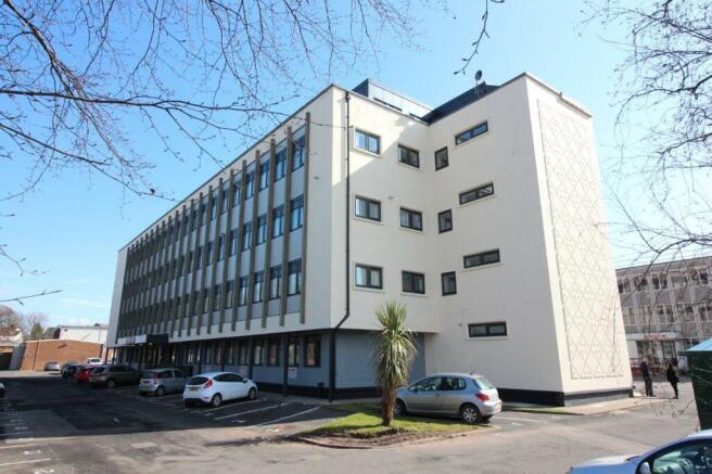 2 bed property, in Kingswinford, £78,000
