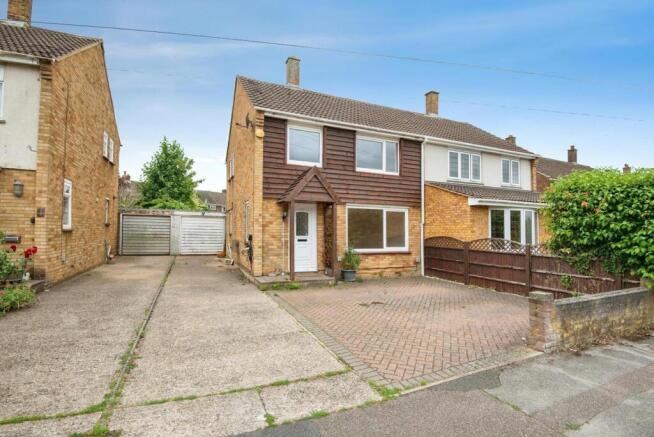 3 bed property, in Turpins Way, £450,000