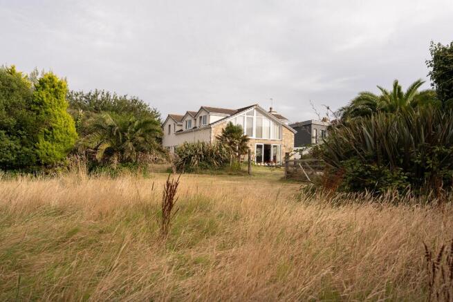 6 bed property, in Green Lane West, £1,100,000