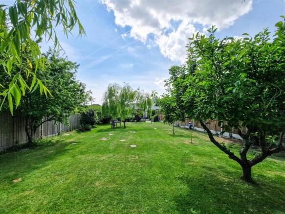 4 bed property, in Mount Avenue, £600,000