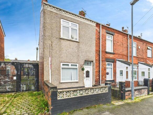 2 bed property, in Chapel Street, £110,000