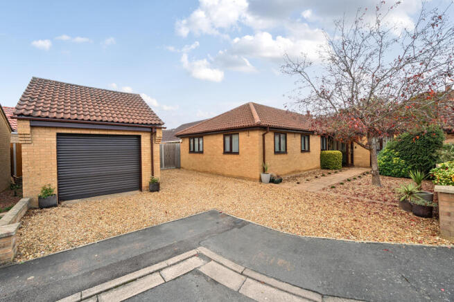 4 bed property, in Nursery Gardens, £500,000