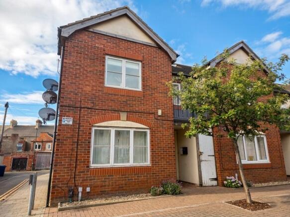 2 bed property, in Regency Mews, £49,995