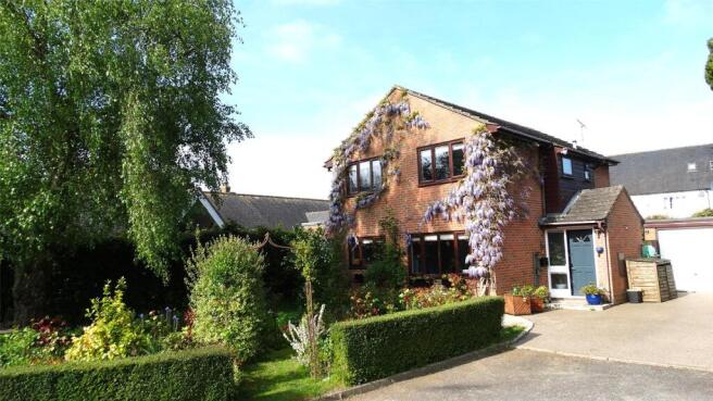 4 bed property, in Queens Court, £730,000