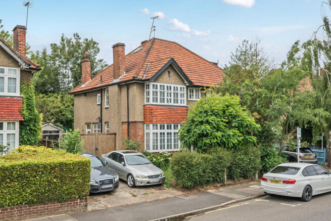 3 bed property, in Vinson Close, £650,000