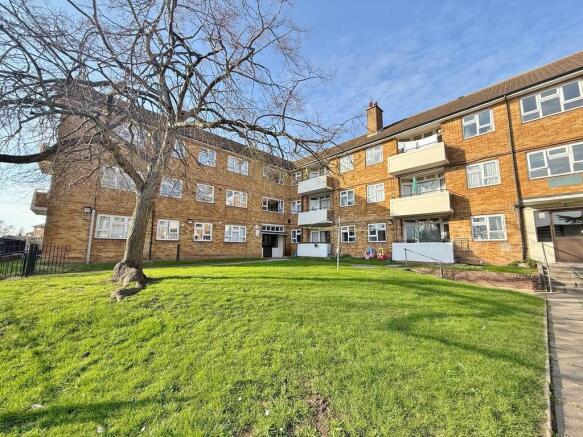 2 bed property, in Herne Road, £110,000