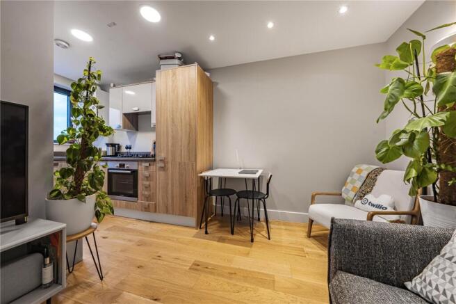 1 bed property, in Simrose Court, £285,000