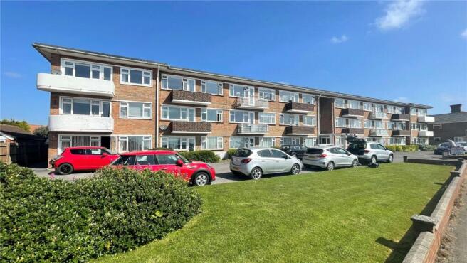 2 bed property, in Brighton Road, £200,000