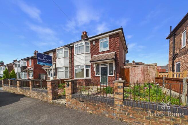 3 bed property, in Newport Avenue, £250,000