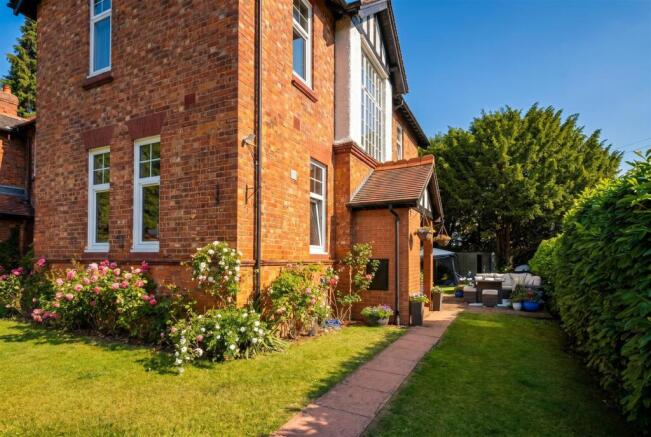 3 bed property, in Catherines Close, £450,000