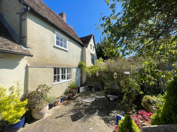 2 bed property, in Hillfoot Road, £325,000
