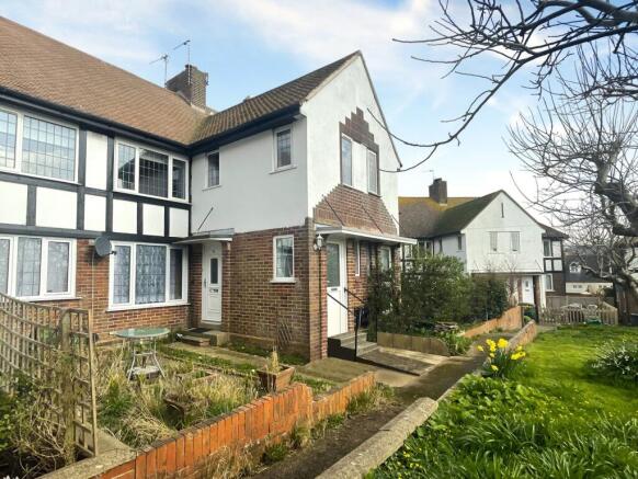 3 bed property, in The Close, £185,000
