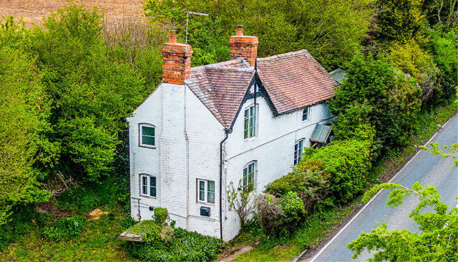 2 bed property, in Lodge Ford Hill, £225,000