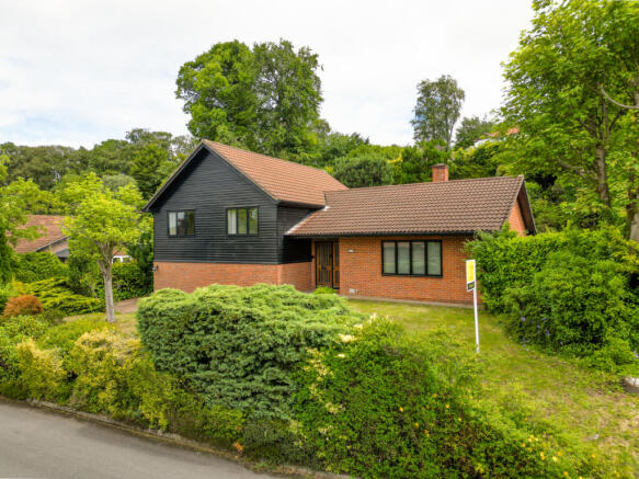 4 bed property, in Beechwood Park, £850,000