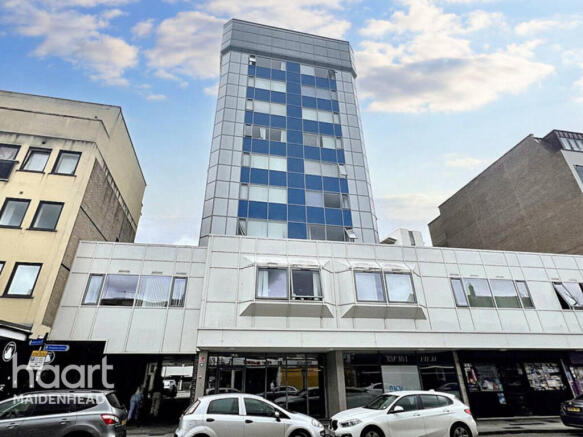 1 bed property, in High Street, £190,000