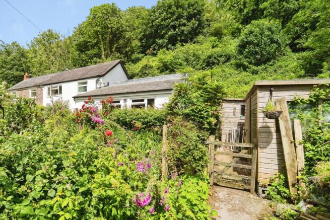 2 bed property, in Brook, £150,000