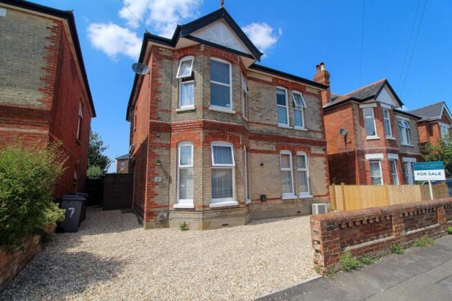 2 bed property, in Windermere Road, £250,000