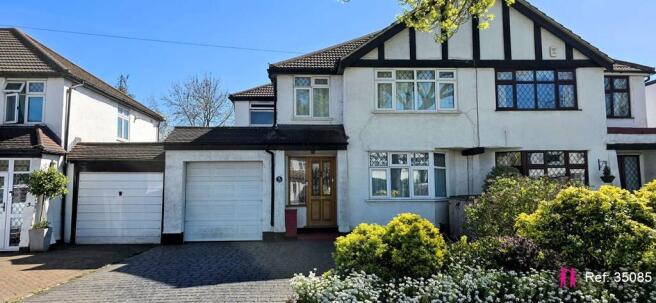 4 bed property, in Frankswood Avenue, £900,000