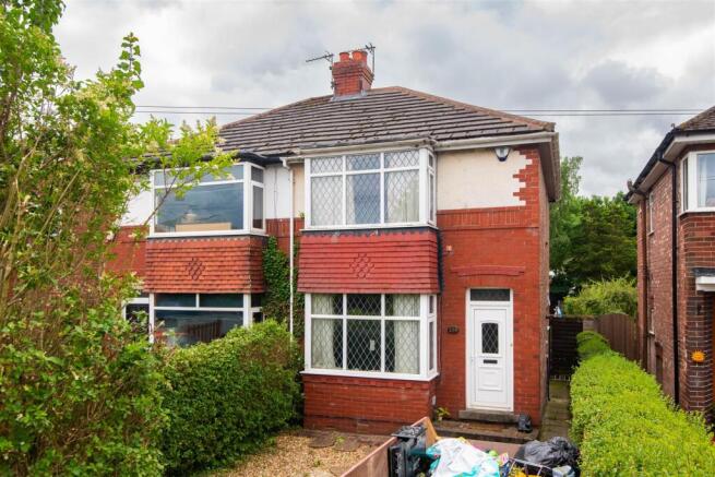 2 bed property, in Dunkirk Lane, £180,000