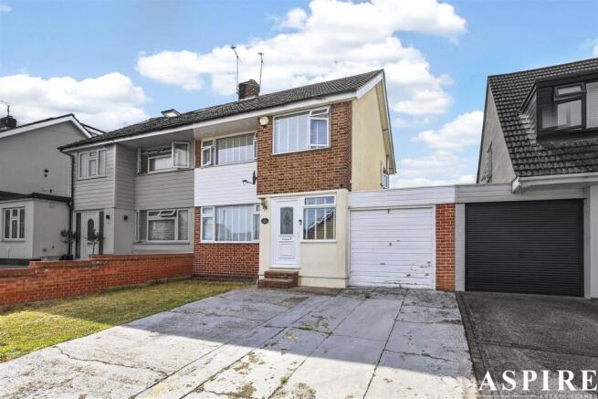 3 bed property, in Romsey Crescent, £425,000