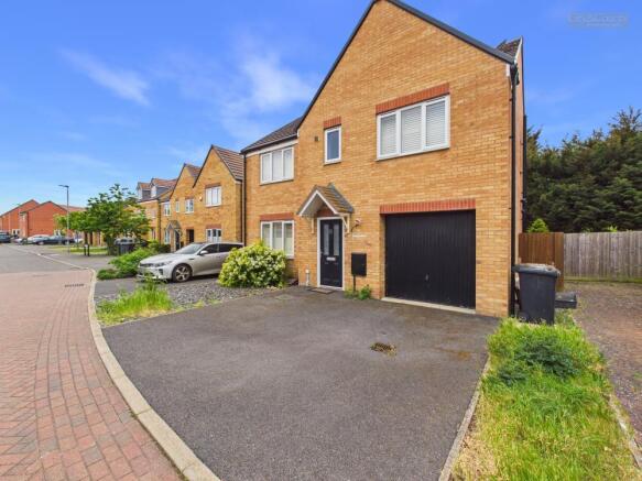 5 bed property, in Mollis Close, £395,000