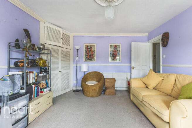 1 bed property, in Rosendale Road, £280,000